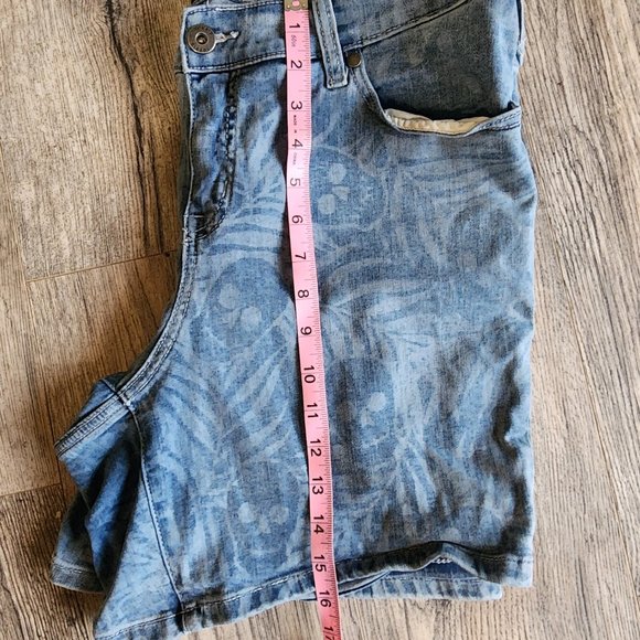 Torrid Midrise Denim Shorts with Skull & Tropical Print Size 18 - Picture 6 of 8